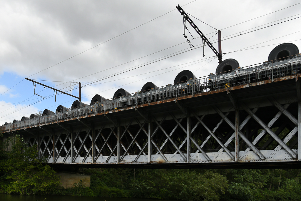 Zug mit coils - Bruecke bei Hourpes (B)