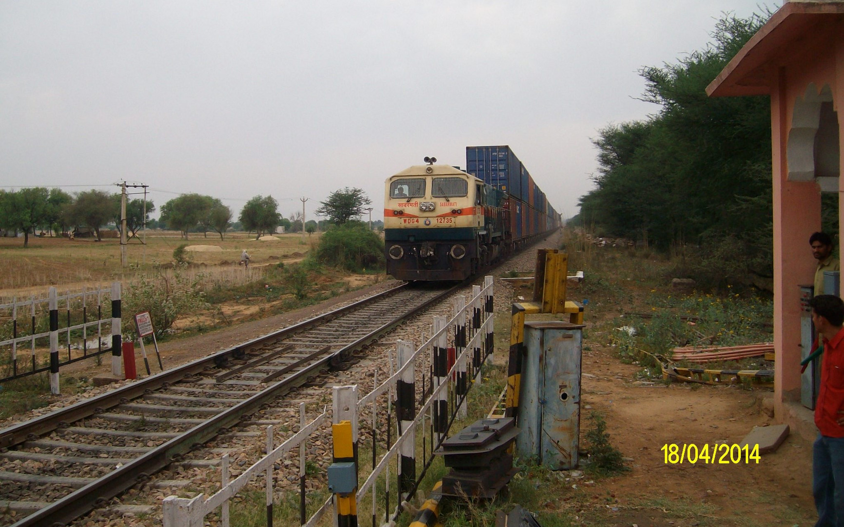 Zug mit Doppelcontainer in Indien 