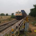 Zug mit Doppelcontainer in Indien 
