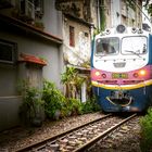 Zug mitten durch Vietnams Hauptstadt