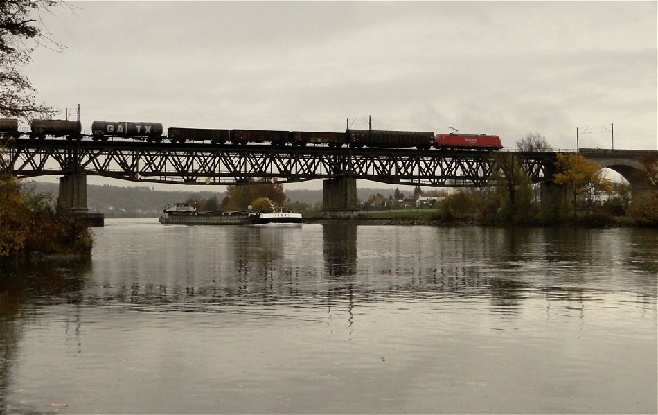 Zug - Schiff - Donau