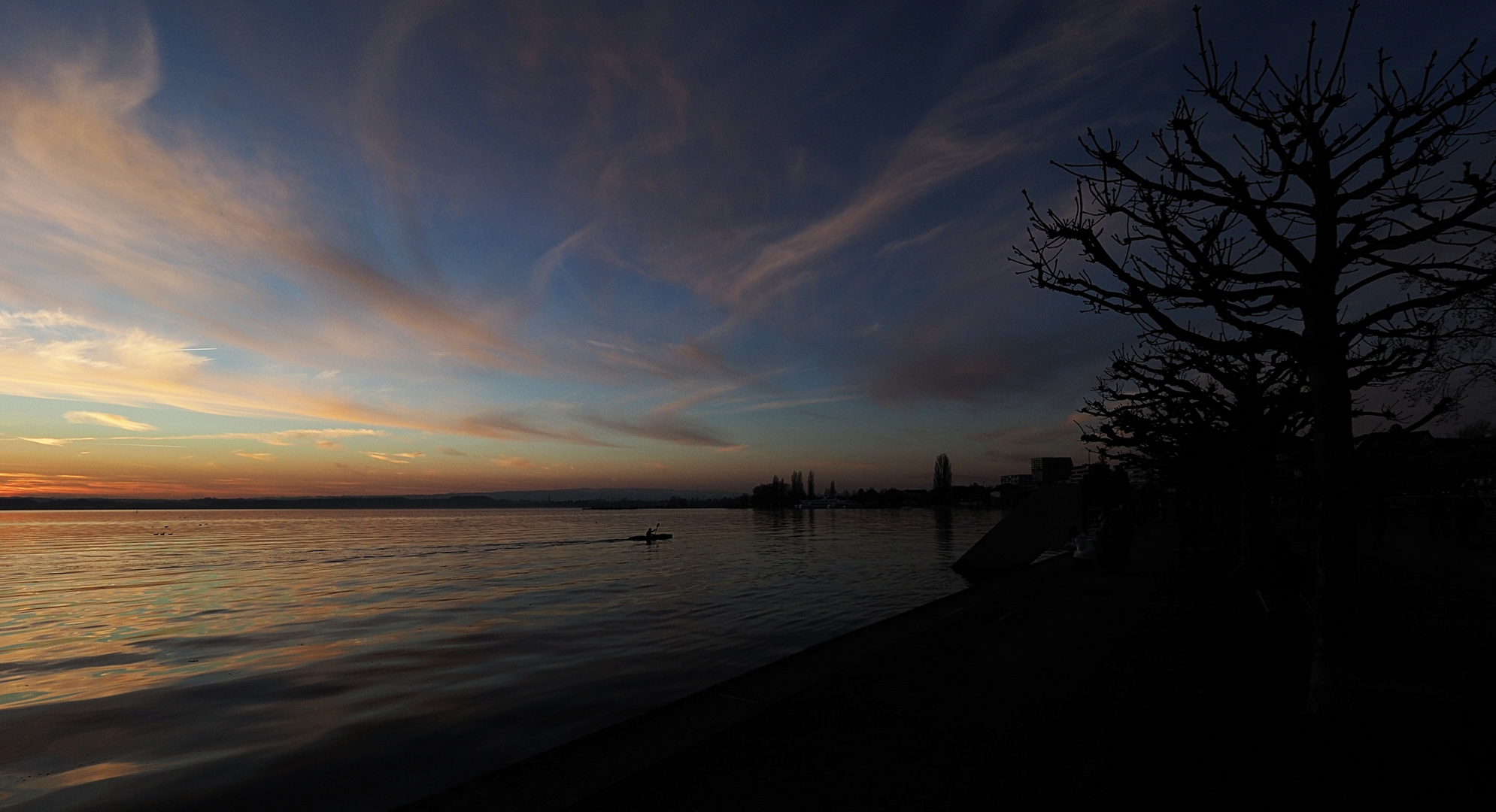 Zug, Sonnenuntergang, mit keilförmigem Licht. 16-9