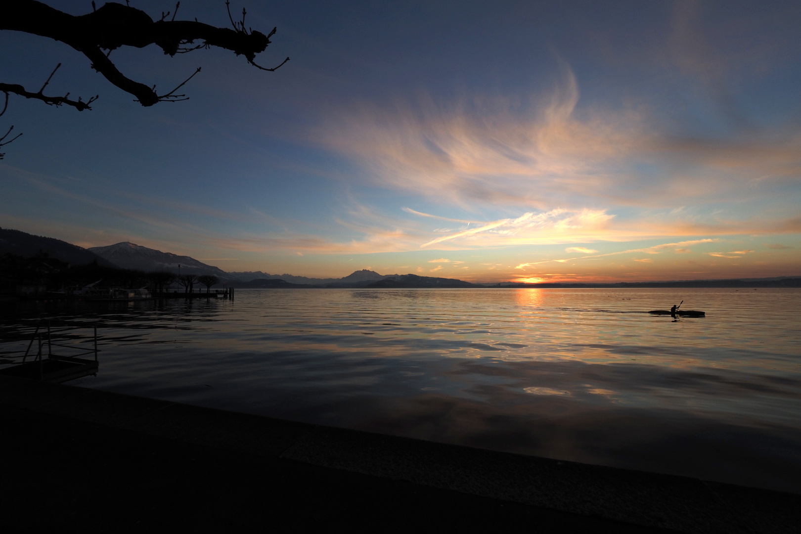 Zug, Sonnenuntergang mit Paddler