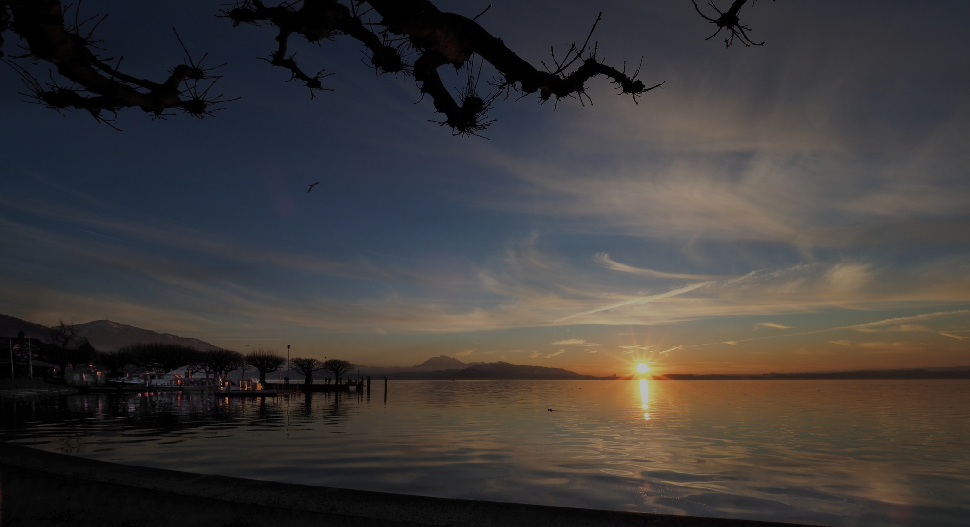 Zug, Sonnenuntergang mit Sonne, 16-9