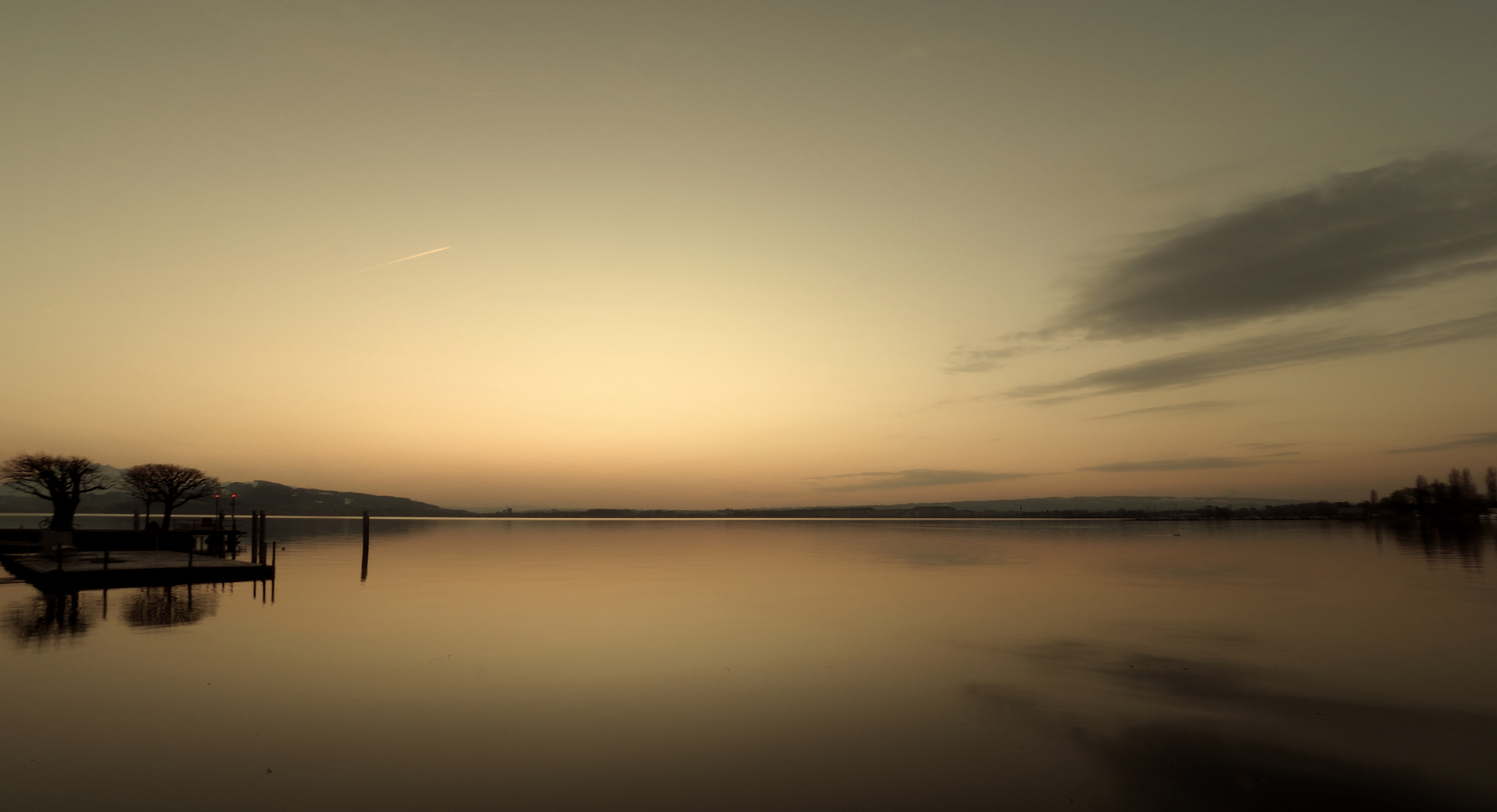 Zug, Sonnenuntergang, reduziertes Bild, 16-9