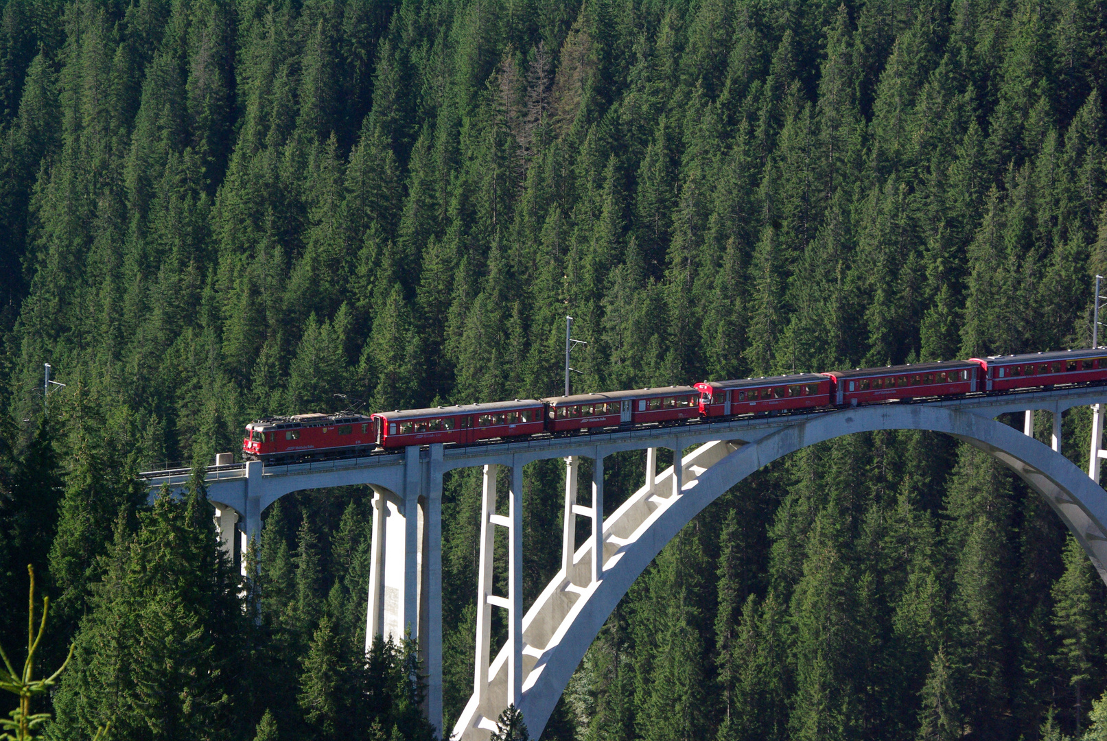 Zug über Langwieser-Viadukt