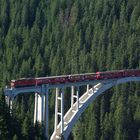Zug über Langwieser-Viadukt