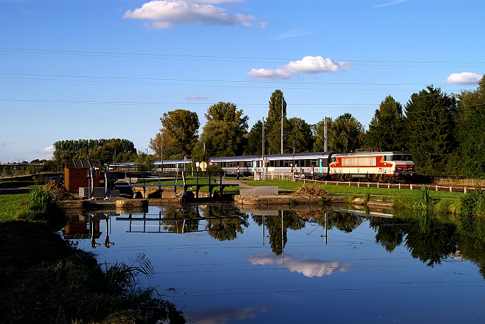 Zug und Kanal