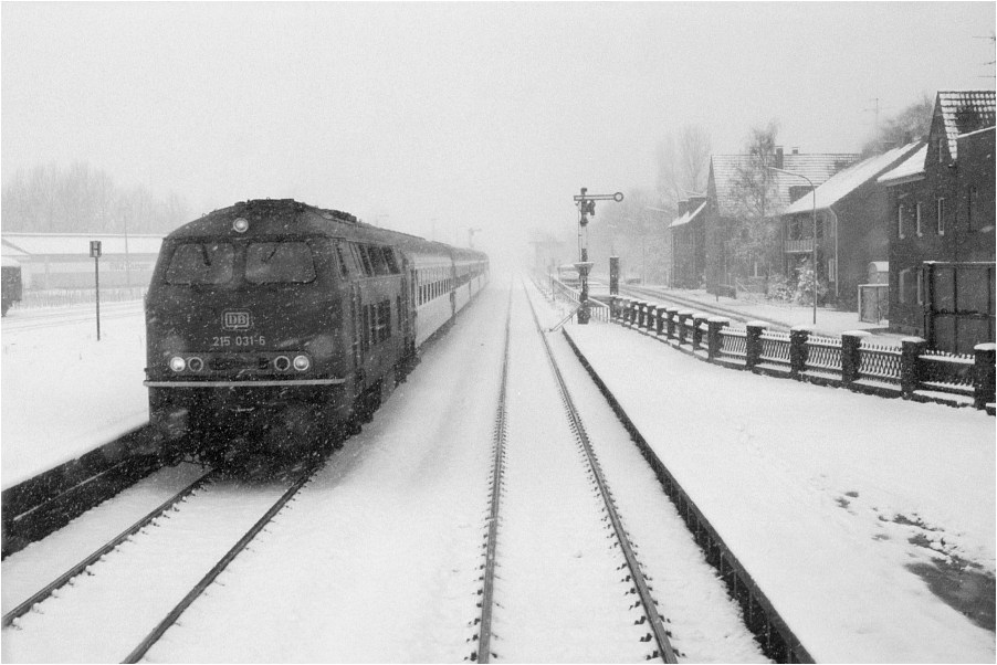 Zugbegegnung im Schneetreiben