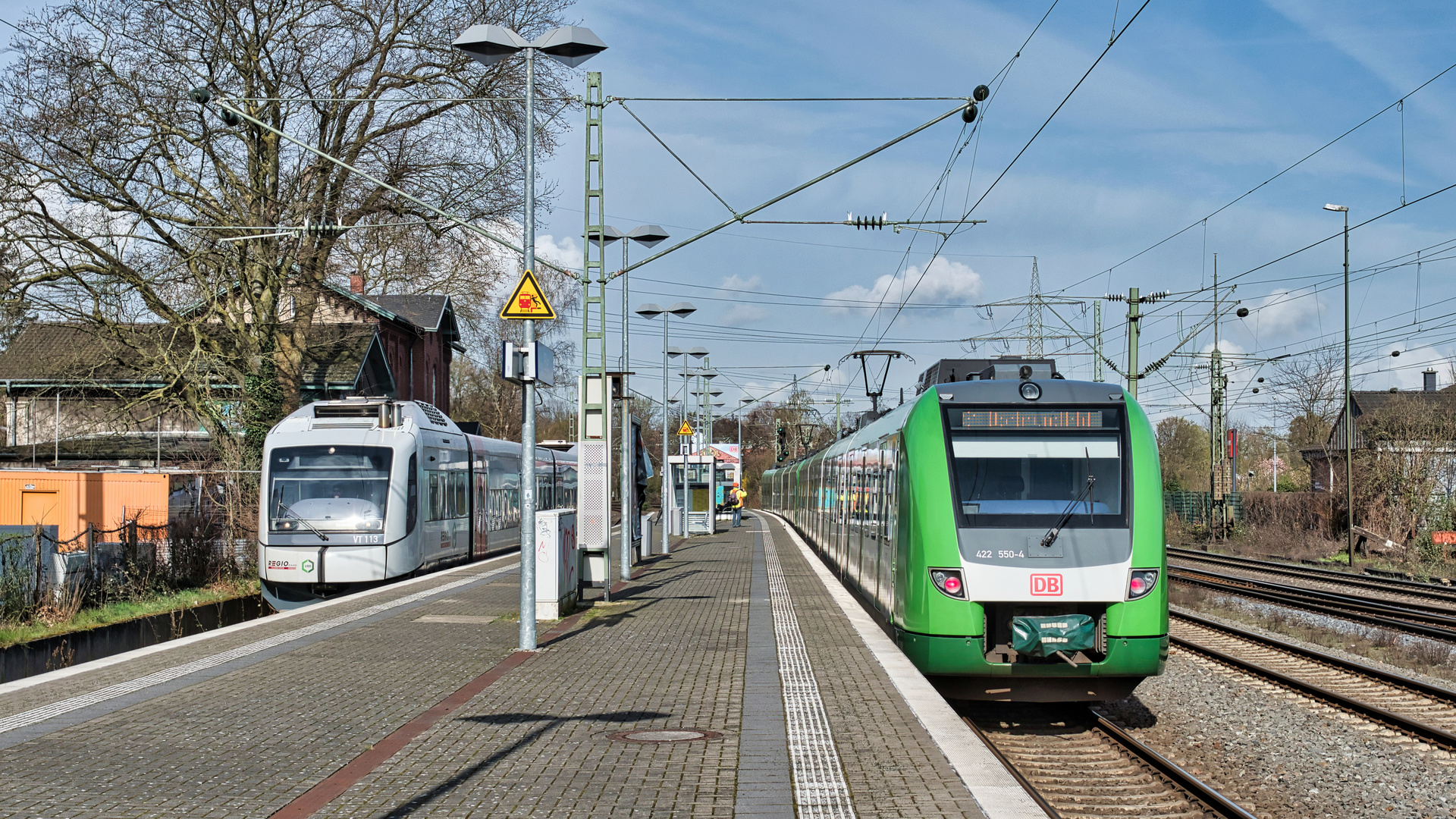 Zugbegegnung in Düsseldorf-Eller