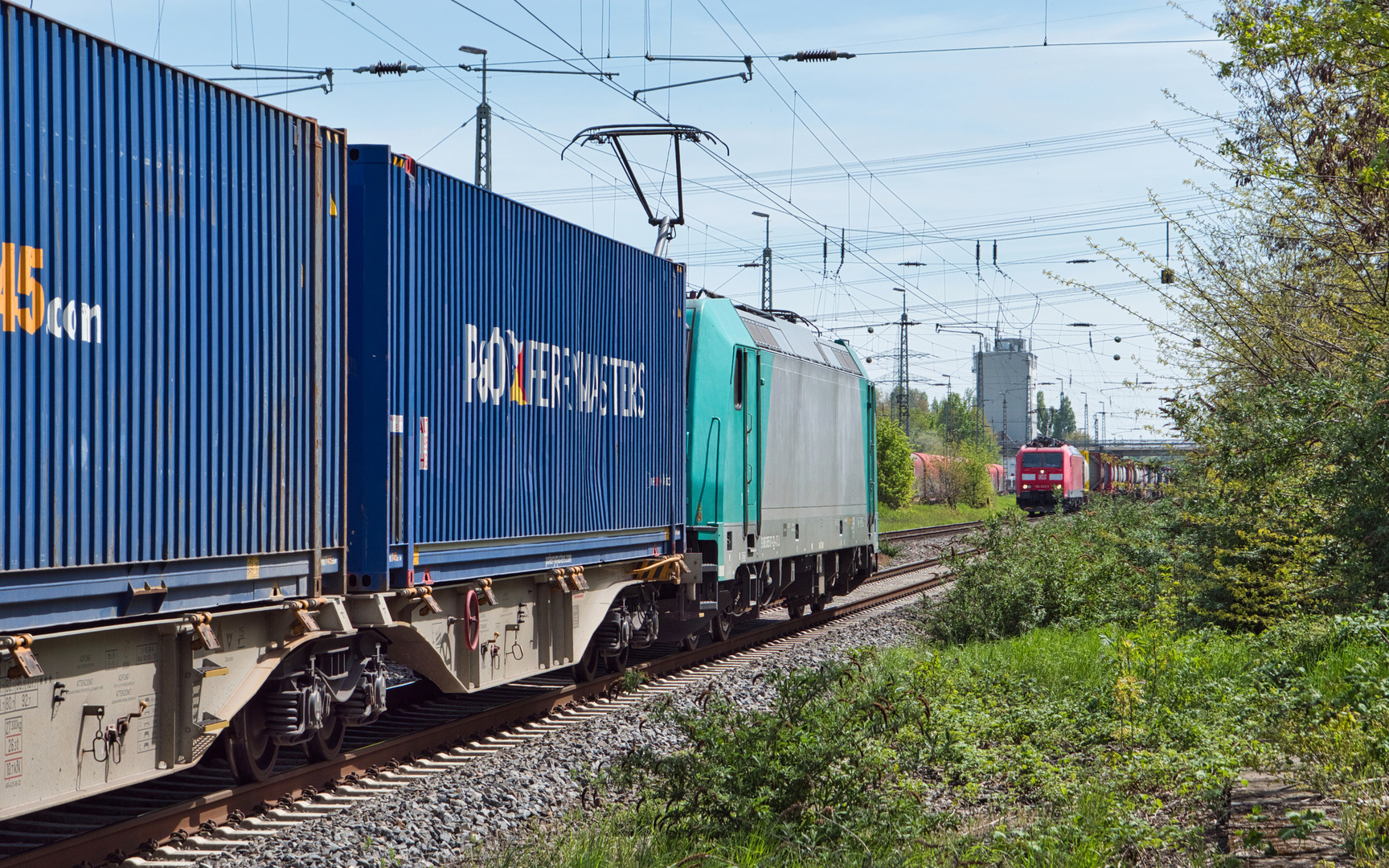 Zugbegegnung: Traxx trifft Traxx in Nievenheim