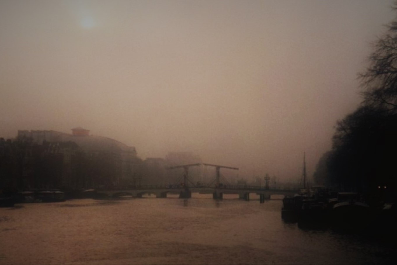 Zugbrücke im Nebel