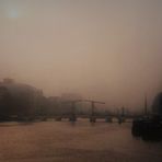 Zugbrücke im Nebel