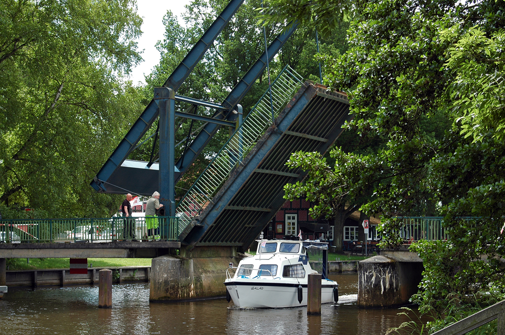 Zugbrücke über die Hamme.........