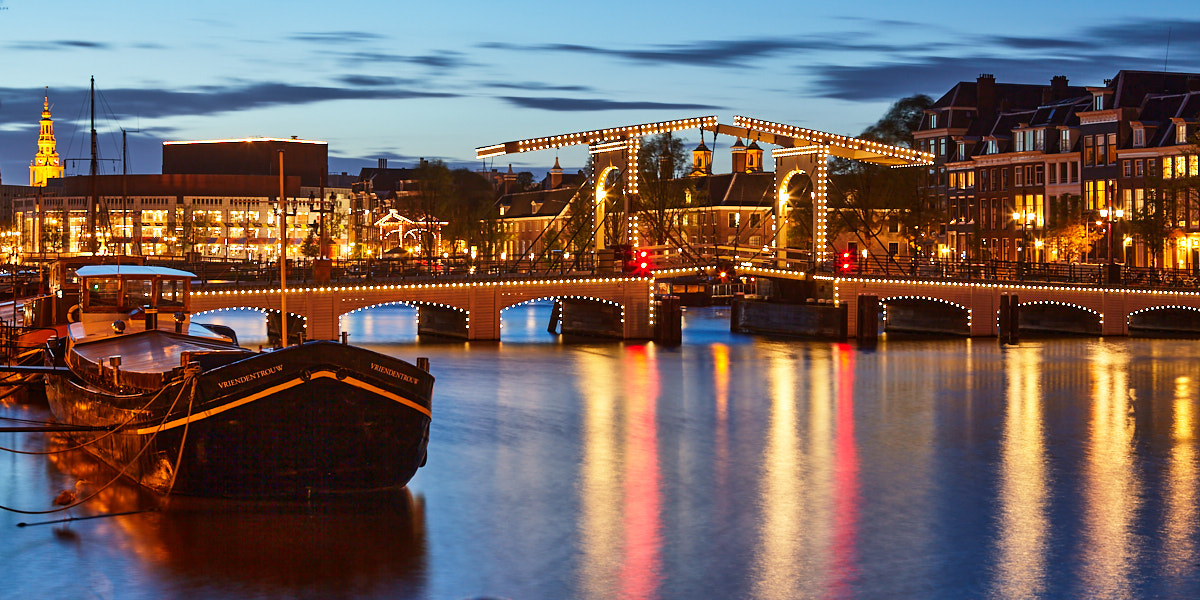 Zugbrücke und Gracht in Amsterdam zur blauen Stunde