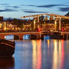 Zugbrücke und Gracht in Amsterdam zur blauen Stunde