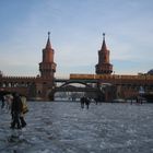 zugefrorene spree an der oberbaumbrücke