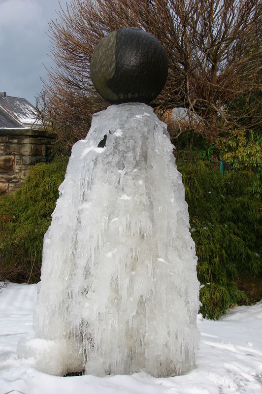 zugefrorener Brunnen