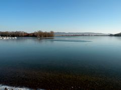 Zugefrorener Freizeitsee