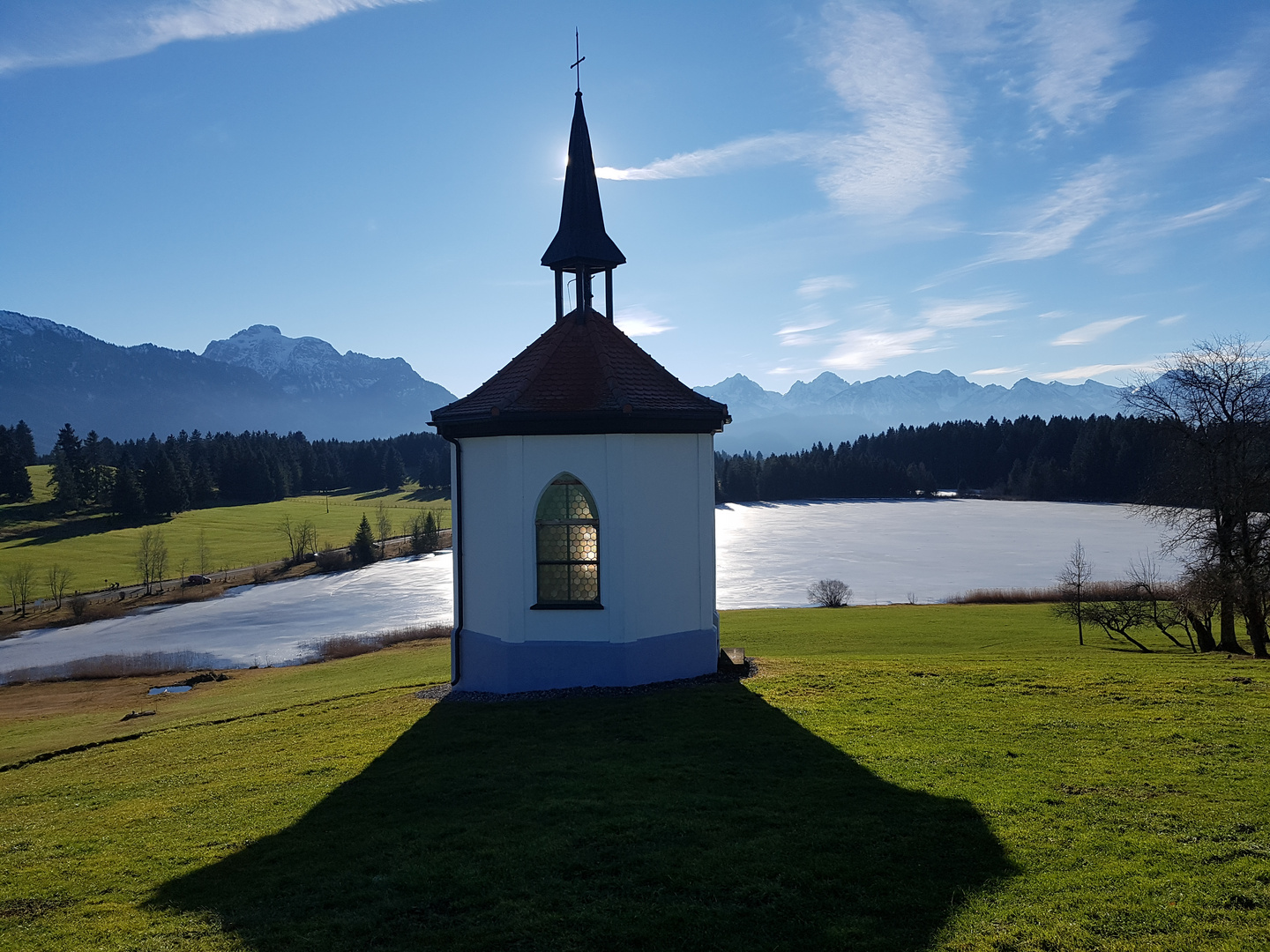 zugefrorener See im Allgäu