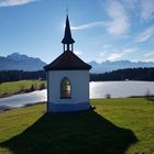 zugefrorener See im Allgäu