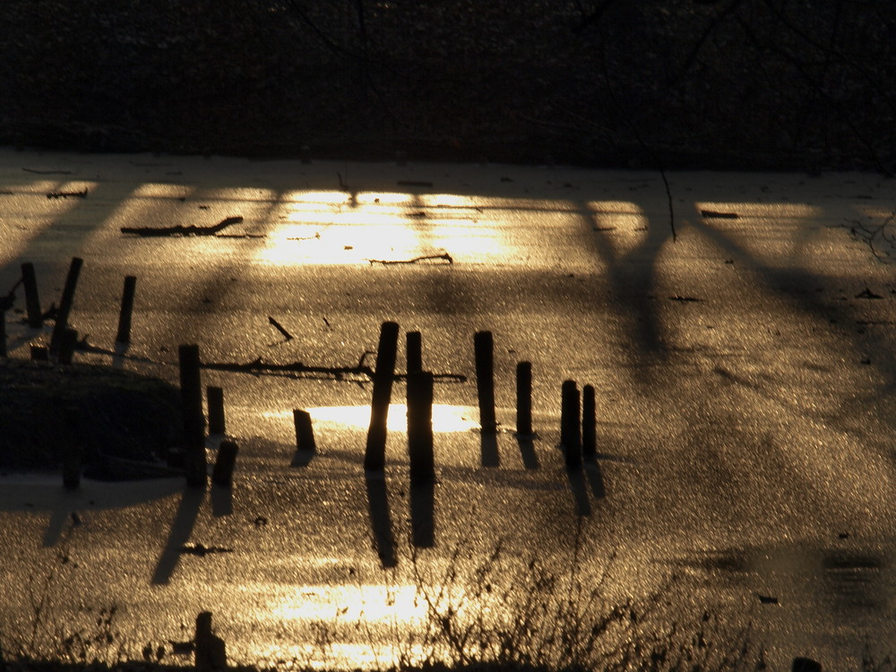 zugefrorener See in der Abendsonne