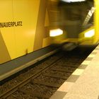 Zugeinfahrt: U-Bahn Adenauerplatz