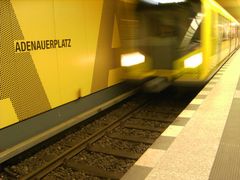 Zugeinfahrt: U-Bahn Adenauerplatz