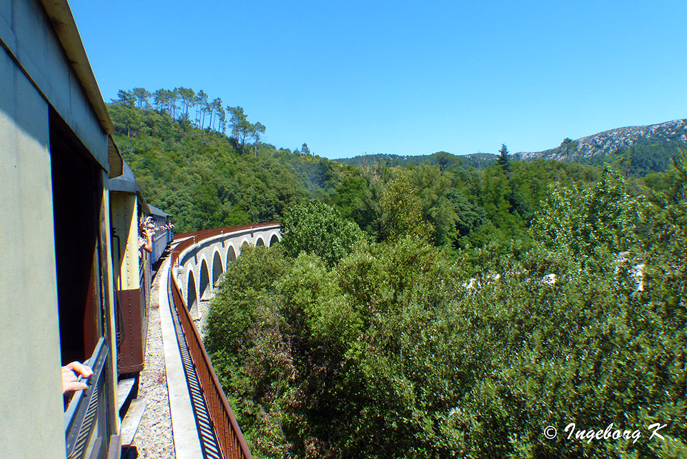 Zugfahrt durch das Gordontal - Blick aus dem Zugfenster nach hinten