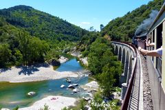 Zugfahrt durch das Gordontal - über ein Vidadukt -