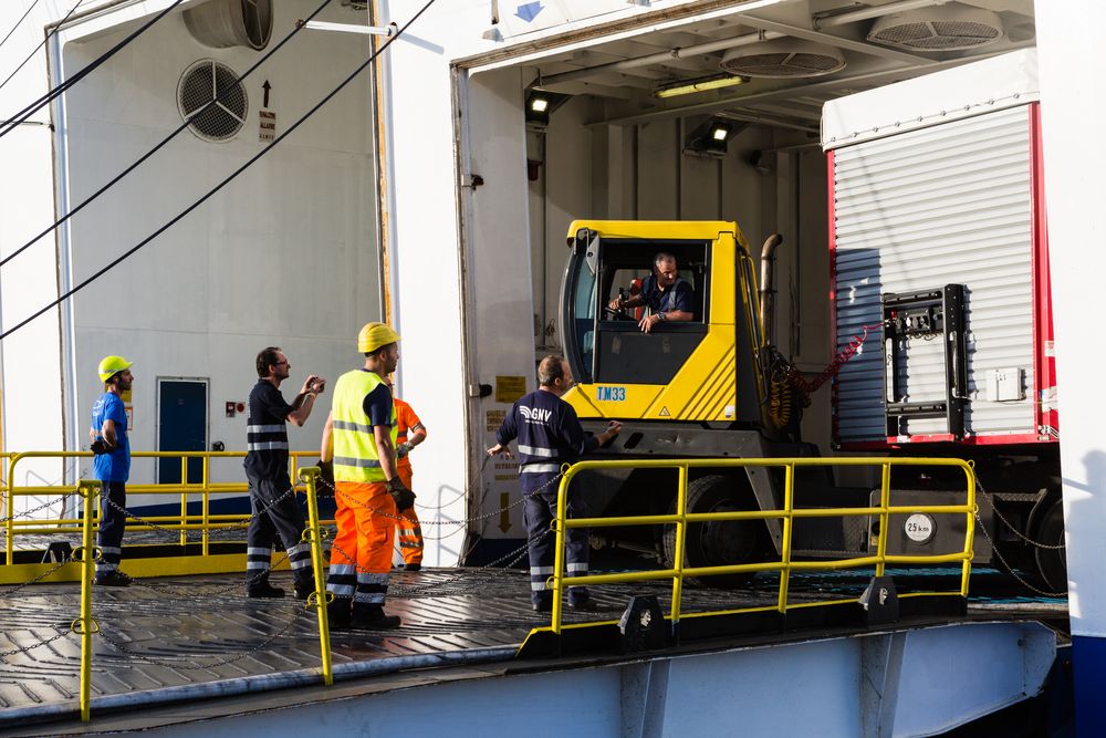 Zugfahrzeug greift den Auflieger