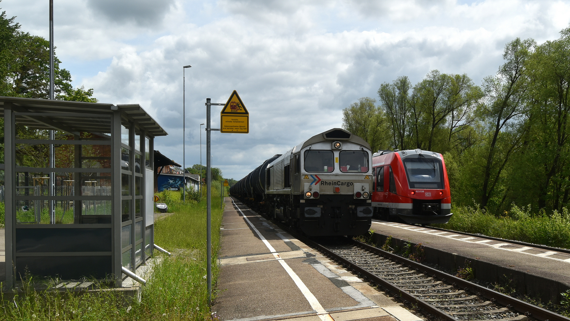 Zugkreuzung auf der Illertalbahn im Bf Kellmünz 17.5.2023