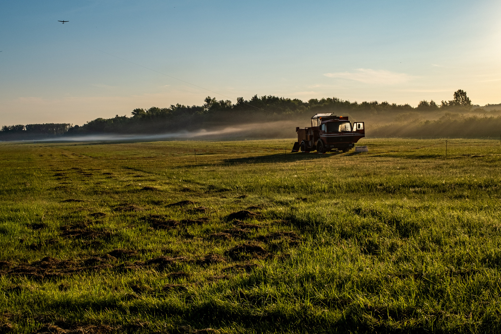 Zugmaschine Foto & Bild | sonnenaufgang, wiese, himmel Bilder auf