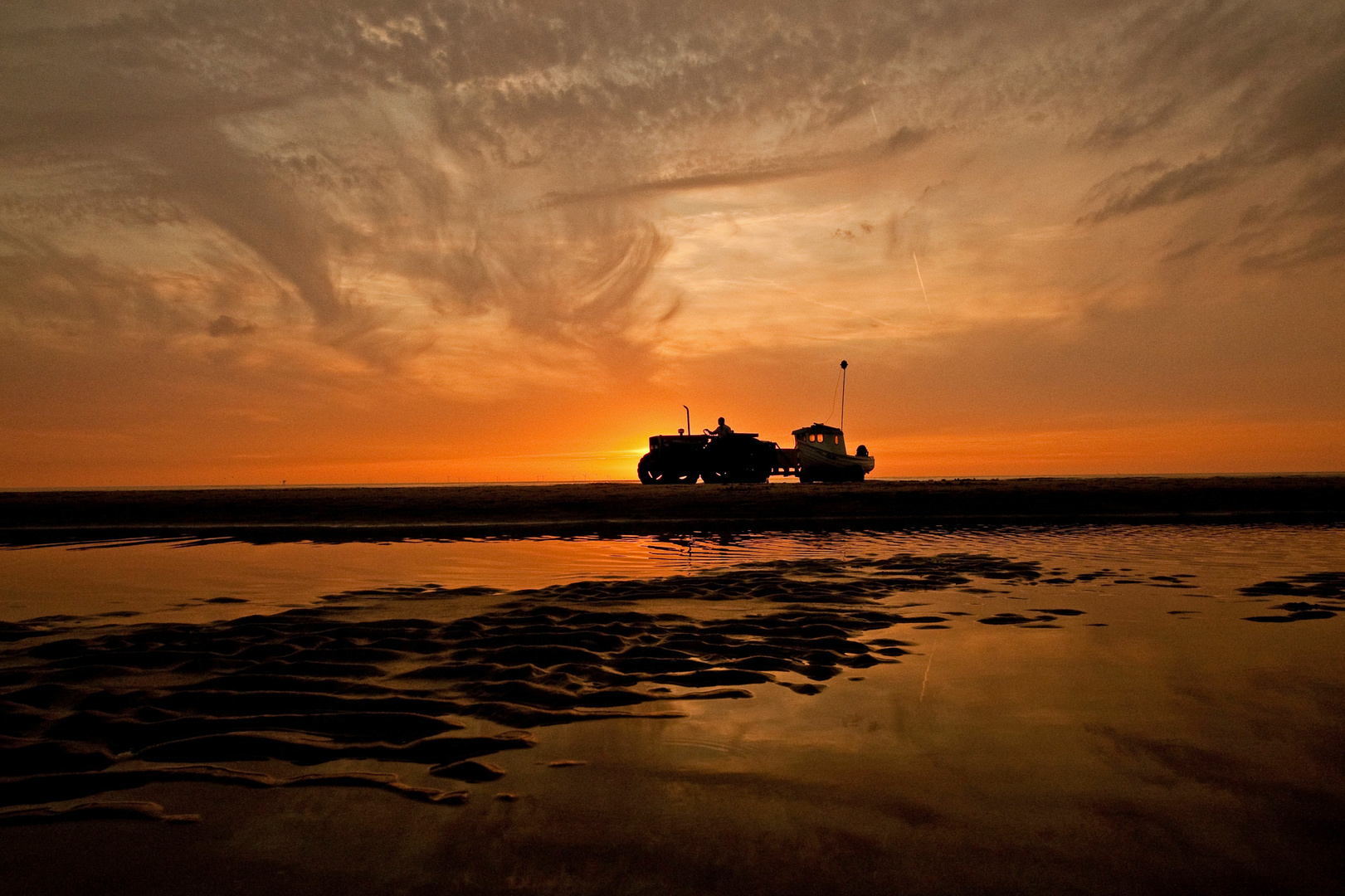 Zugmaschine vor Sonnenuntergang