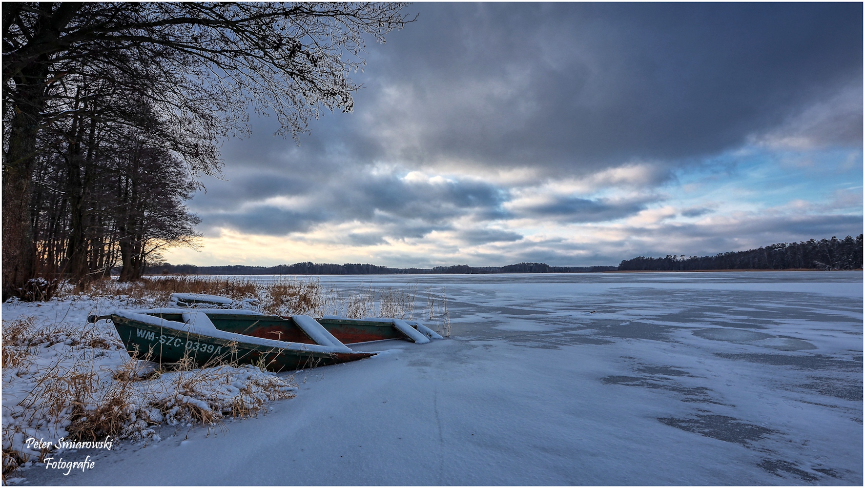 Zugrfrorener Fischerboot