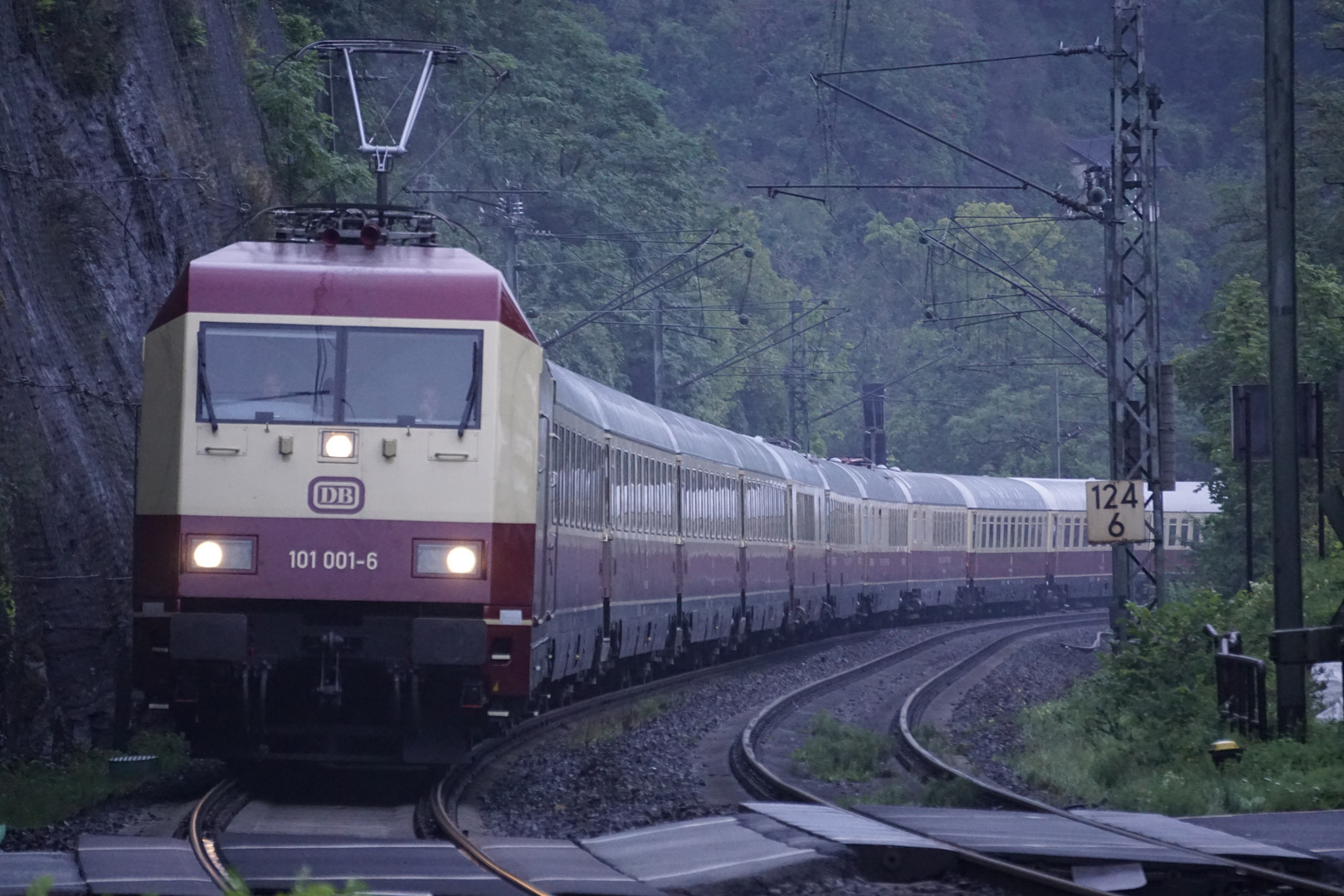 Zugromantik AKE Rheingold mit der 101 001 auf dem Weg nach Lindau