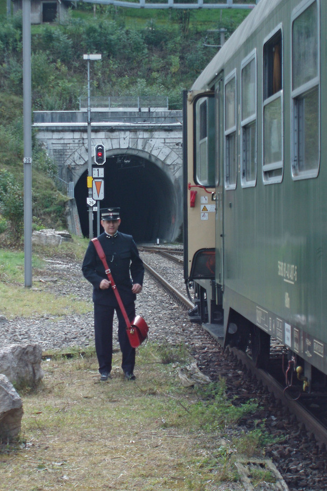 Zugschef in alter Uniform