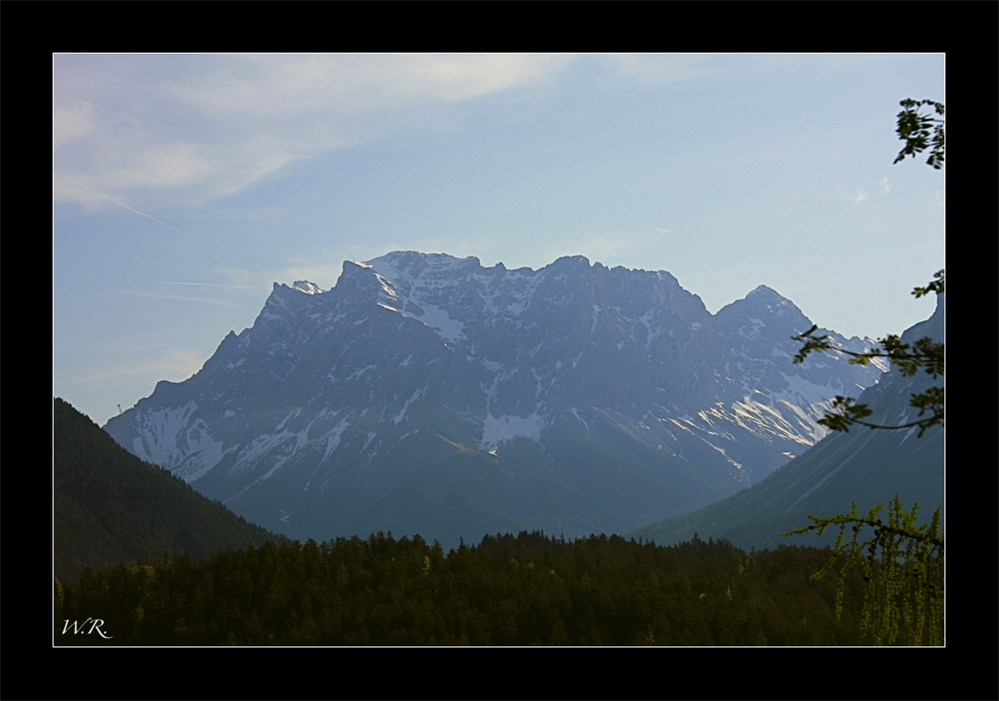 Zugspitz Massiv morgens um 8°° Uhr auf der Fahrt in die Überraschung, aufgenommen vom Fernpass aus.