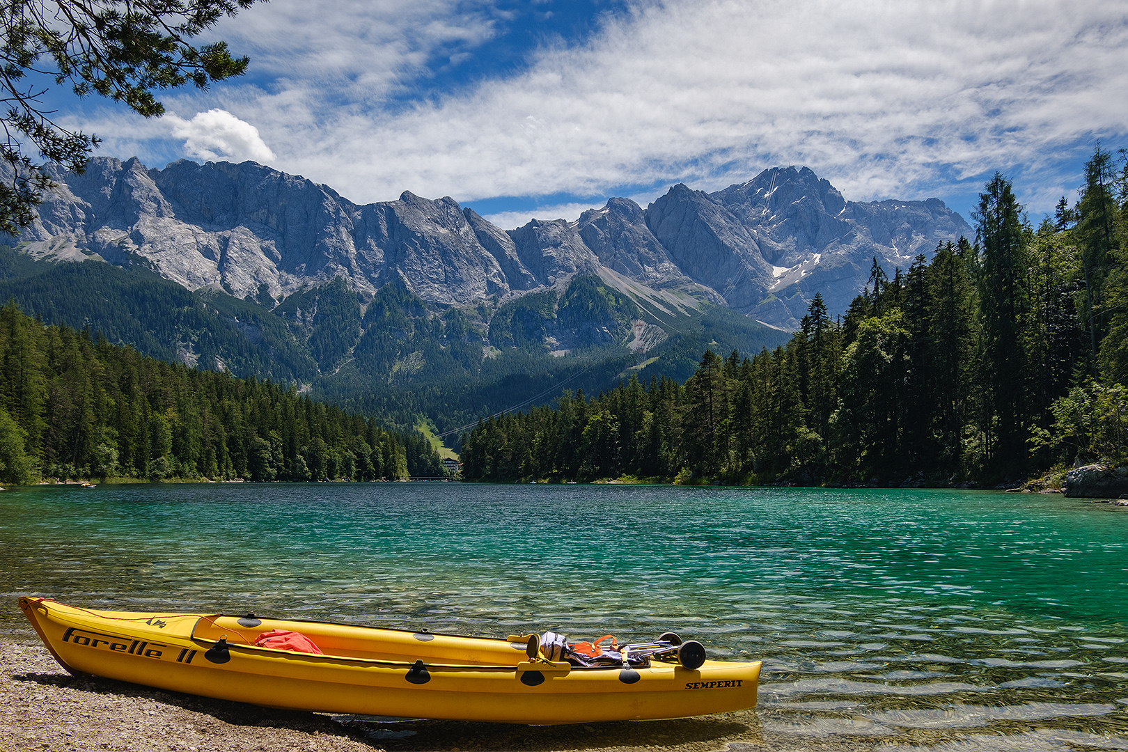 Zugspitzblick, mit dem Kajak am Eibsee