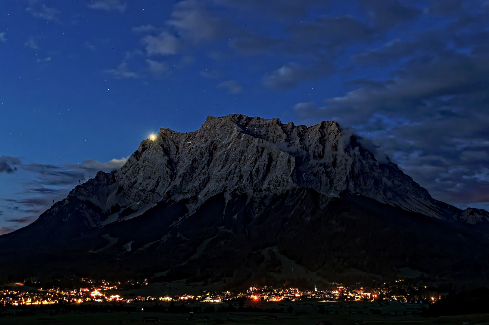 Zugspitze im Dämmerlicht 