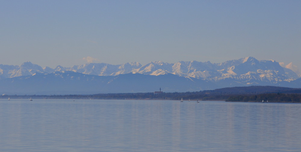 Zugspitze in weiß-blau überm Ammersee