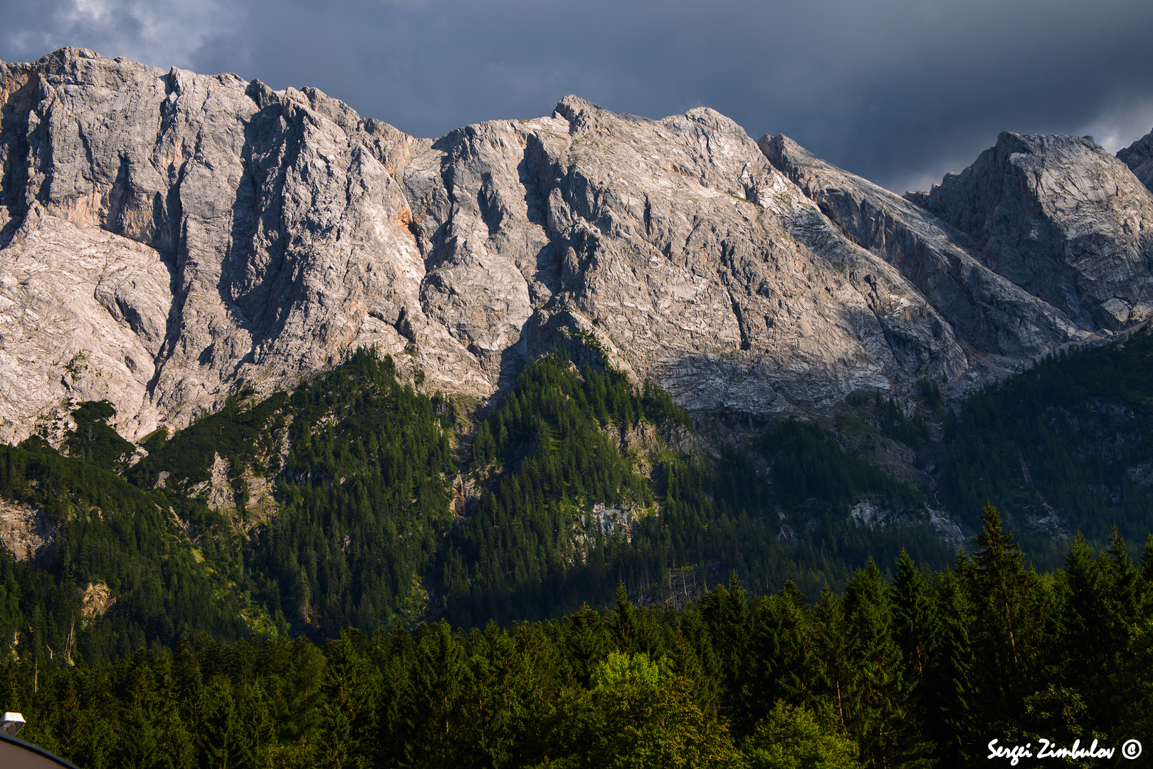 Zugspitze Massive beim sonnigen Wetter