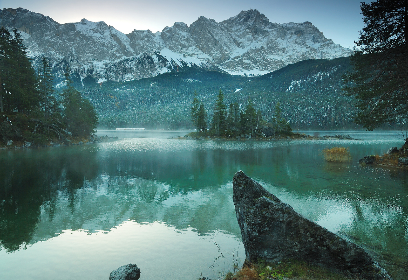 Zugspitze über dem Eibsee