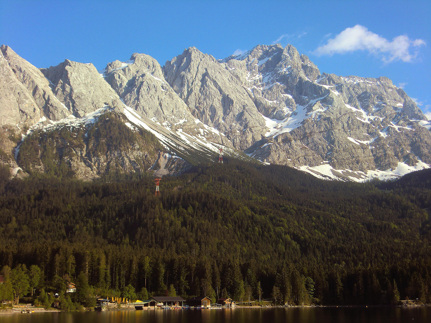 Zugspitzkette vom Eibsee aus