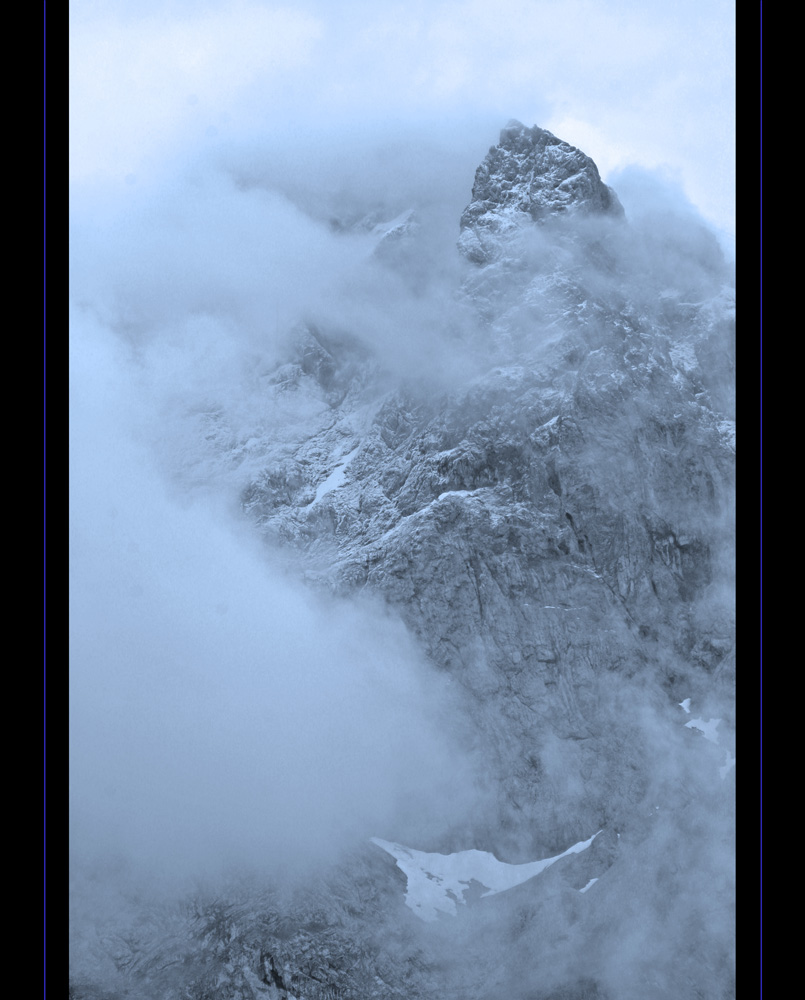 Zugspitzmassiv im Nebel