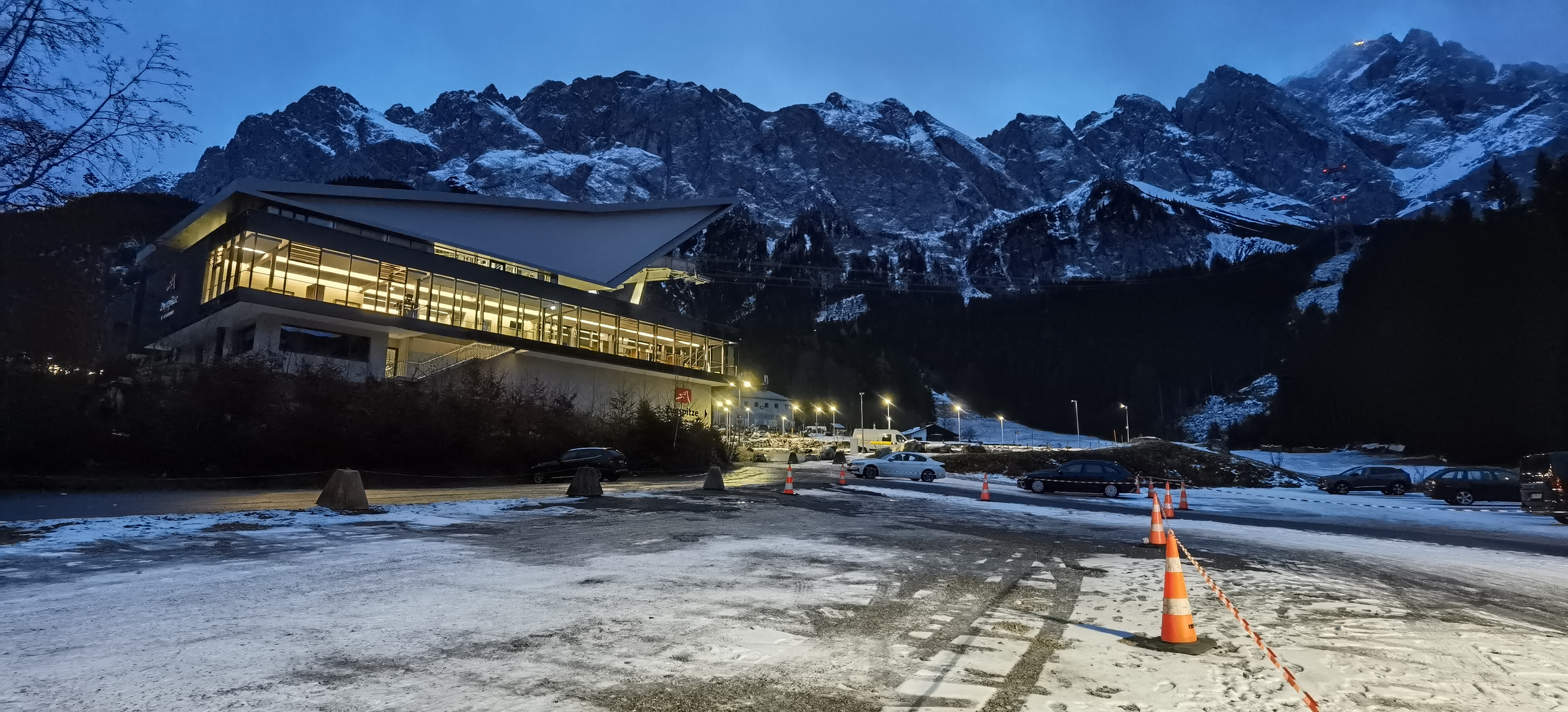 Zugspitzseilbahn Gipfel- und Talstation