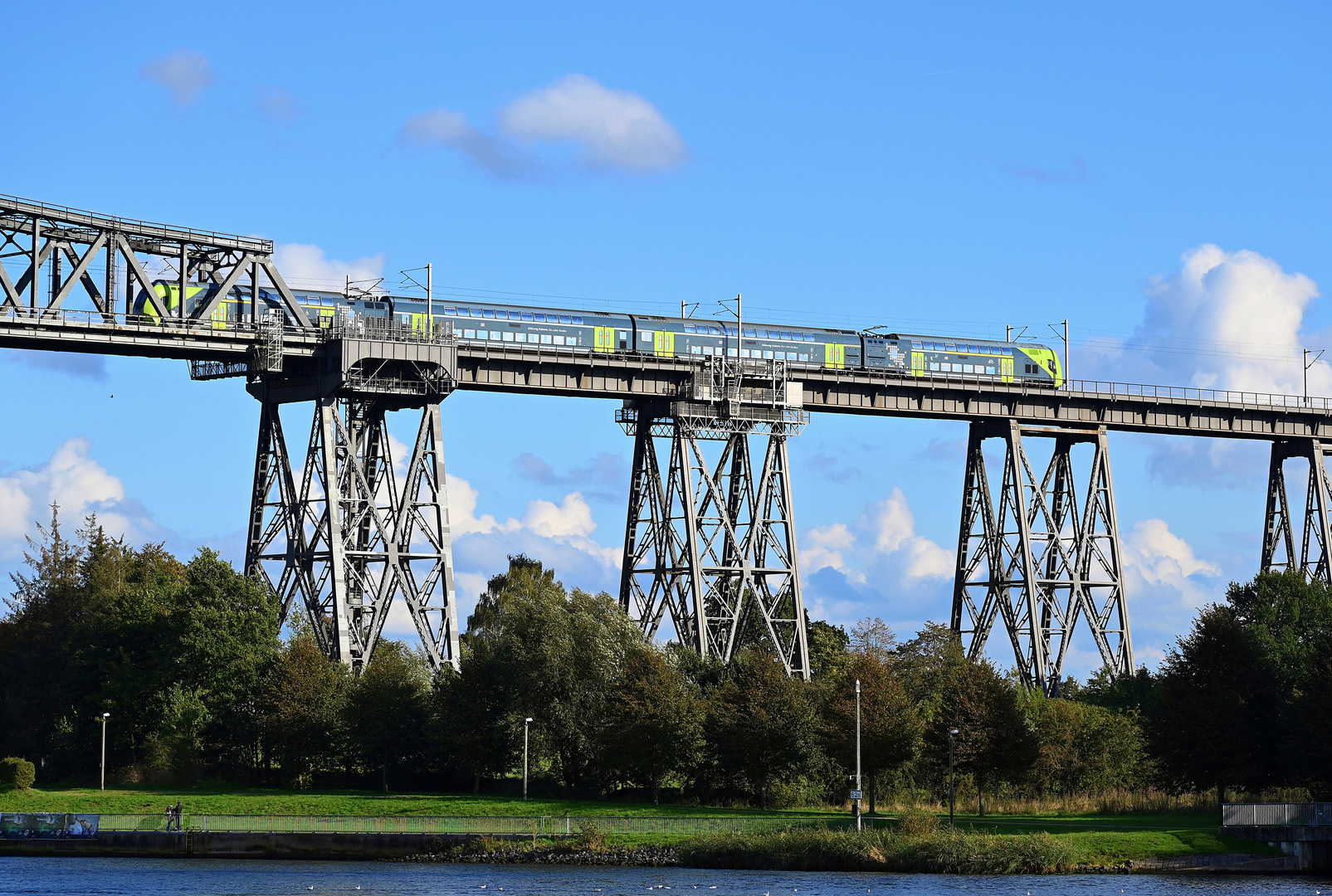 Zugverkehr auf der Eisenbahnhochbrücke bei Rendsburg