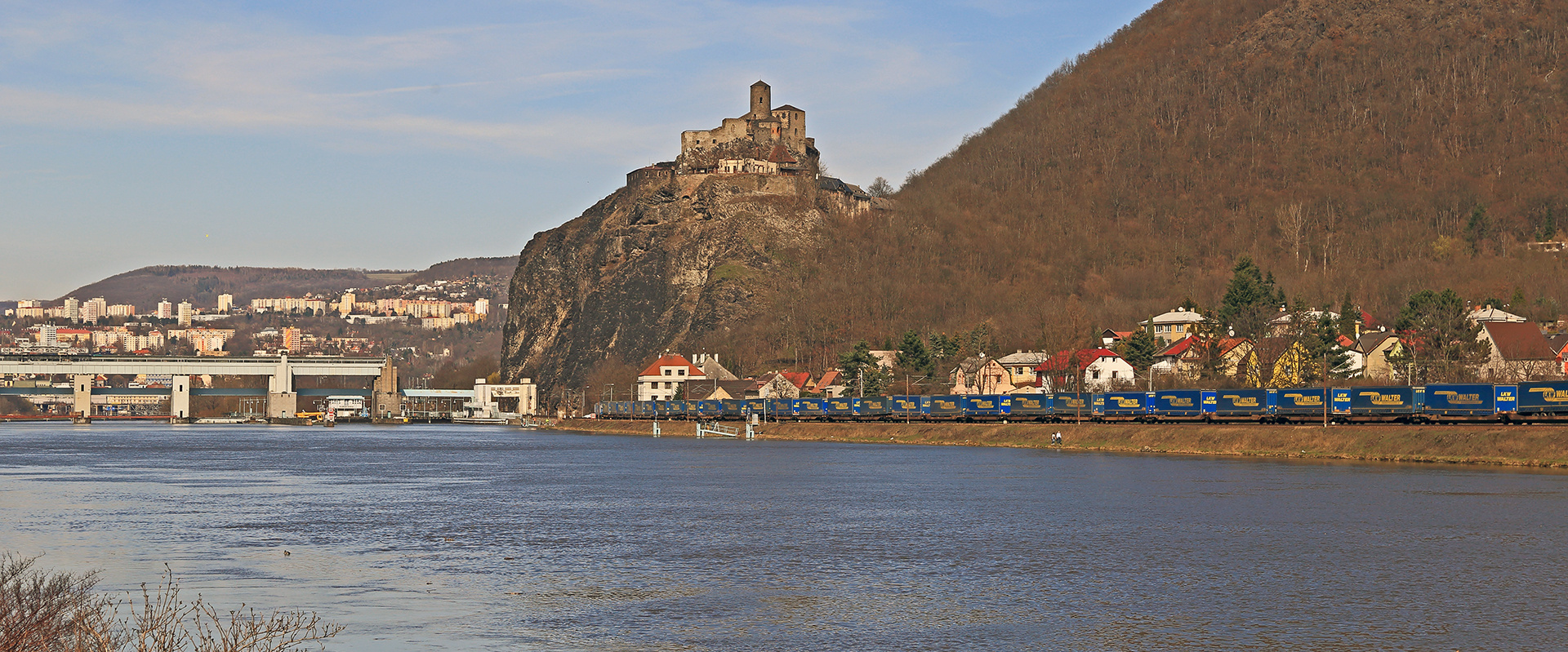 Zugverkehr gibt es beim Elbeestau  hier unter dem Schreckenstein  in Böhmen....