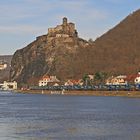 Zugverkehr gibt es beim Elbeestau  hier unter dem Schreckenstein  in Böhmen....