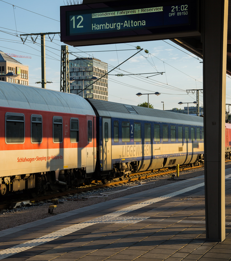 Zugzielanzeiger vor Nachtzug